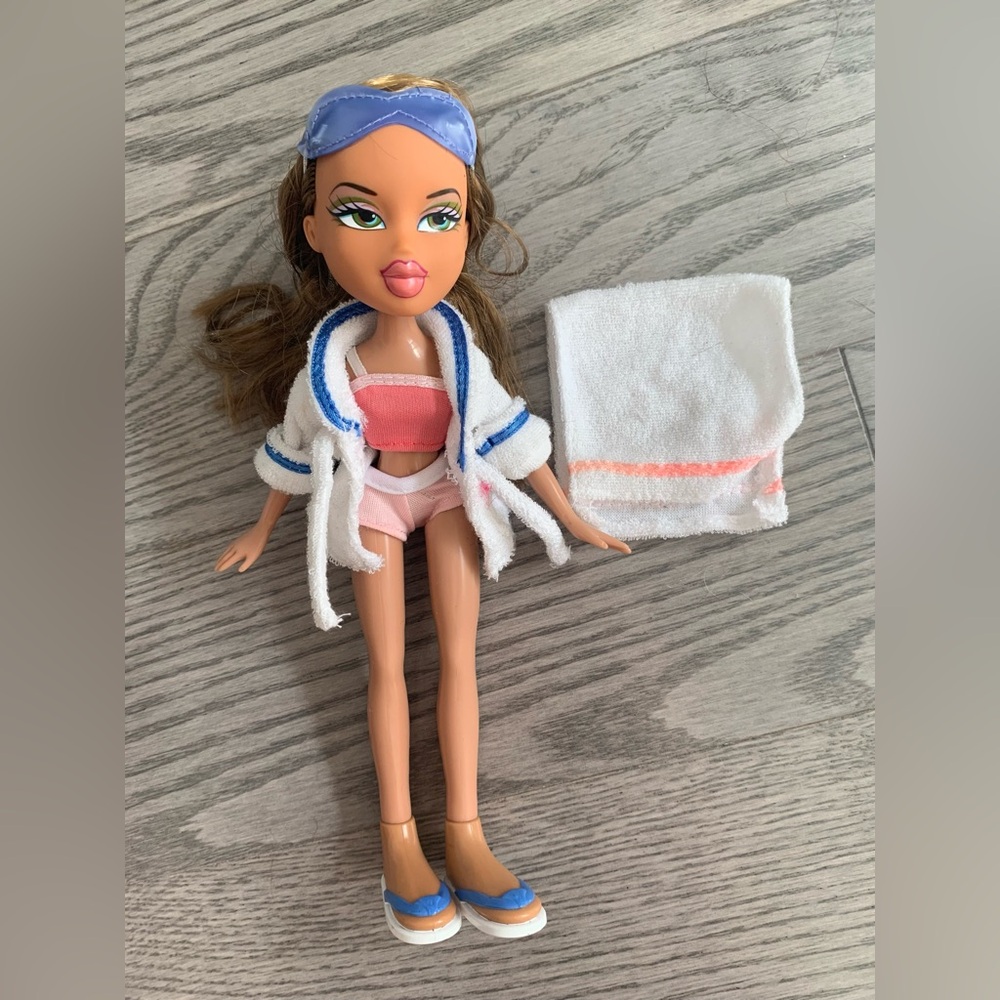 BRATZ MGA Y2K Salon ‘n Spa Fianna Doll and clothing 2003 Full set